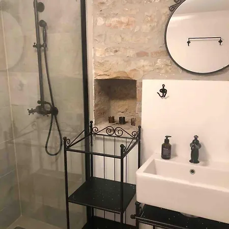 Σπίτι διακοπών Charming Natural Stone House With Private Garden