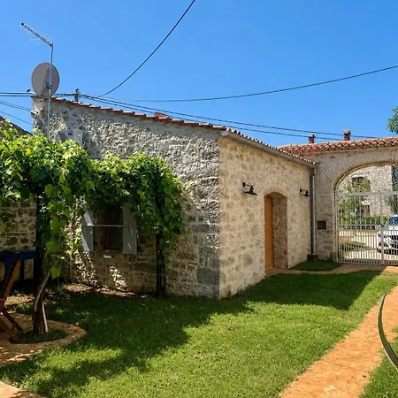 Σπίτι διακοπών Charming Natural Stone House With Private Garden Gedići